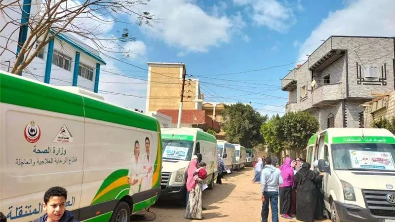 الصحة: إطلاق 12 قافلة طبية للكشف والعلاج بالمجان في بعض المحافظات