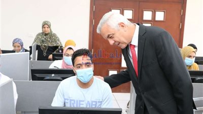رئيس جامعة المنوفية يتفقد لجان امتحانات الهندسة والصيدلة