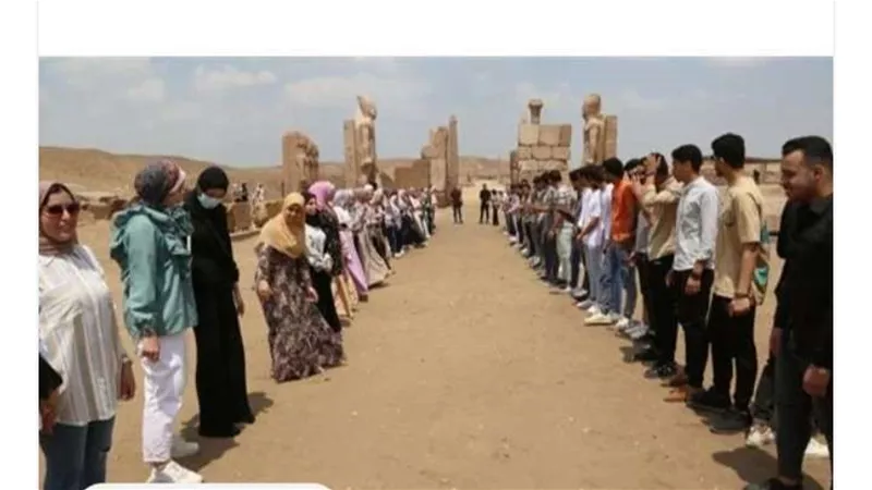 طلاب ينظمون ممرا شرفيا لأستاذهم في منطقة أثرية بـ الشرقية
