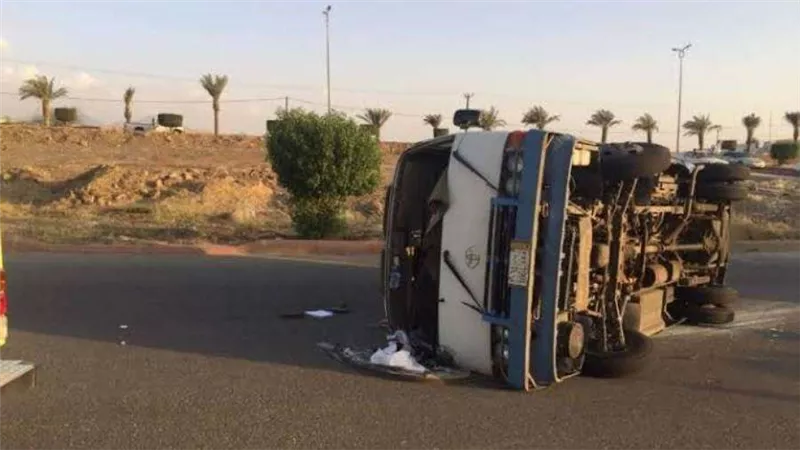 انقلاب سيارة نقل بالطريق الصحراوي اتجاه أكتوبر