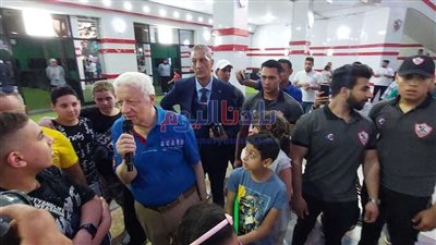 مرتضى منصور يهدي لاعبى الزمالك 