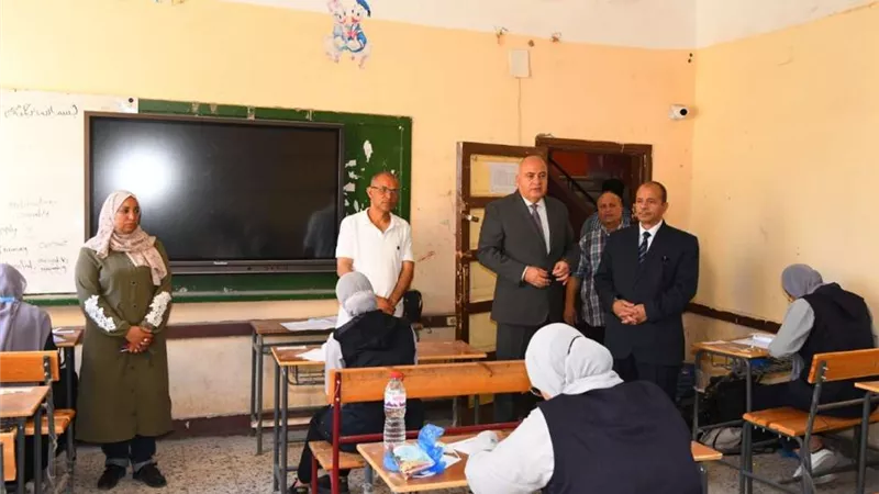 محافظ قنا يتفقد عدد من لجان  الثانوية العامة