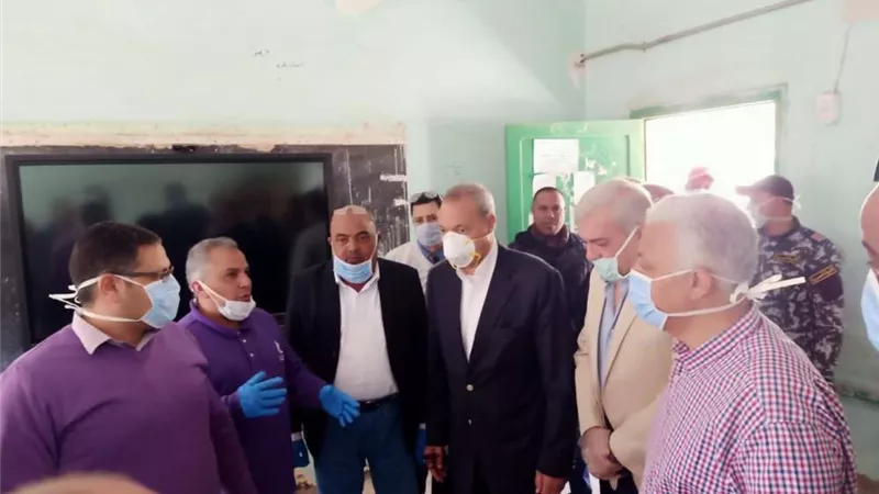 محافظ القليوبية يتفقد تسليم شرائح التابلت للصف الأول الثانوي