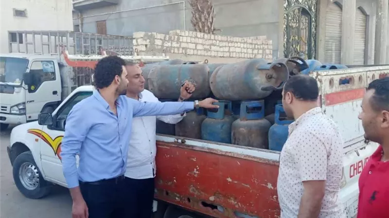 ضبط سيارة محملة  50 اسطوانه غاز منزلي قبل بيعها بالسوق السوداء بالبحيرة