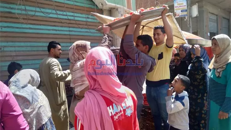 نائب رئيس مدينة أشمون بالمنوفية تفض سوق شطانوف بالقوة