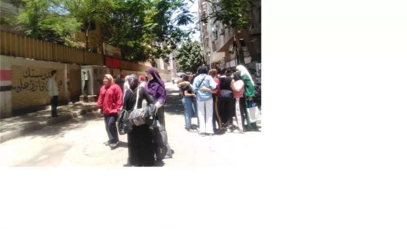 إنهيار وبكاء طلاب الثانوية العامة بعد إمتحان الإقتصاد والإحصاء
