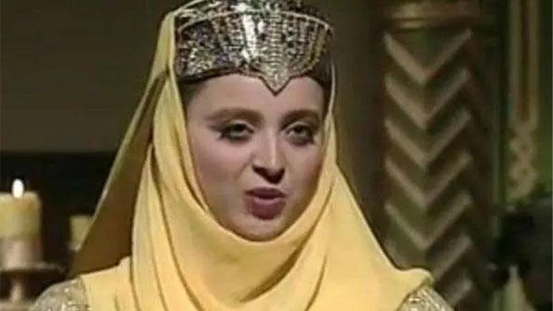 مش مسؤولة عن أي حاجة عملها والدي.. عبير الشرقاوي تجيب  على إحدى متابعيها