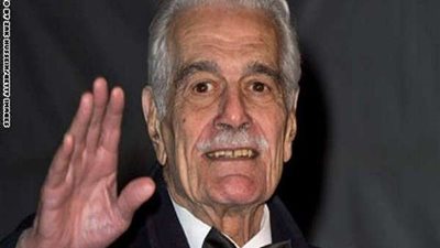 بالصور| بعد إعلانه مثلي الجنسية.. حفيد عمر الشريف يتصدر 