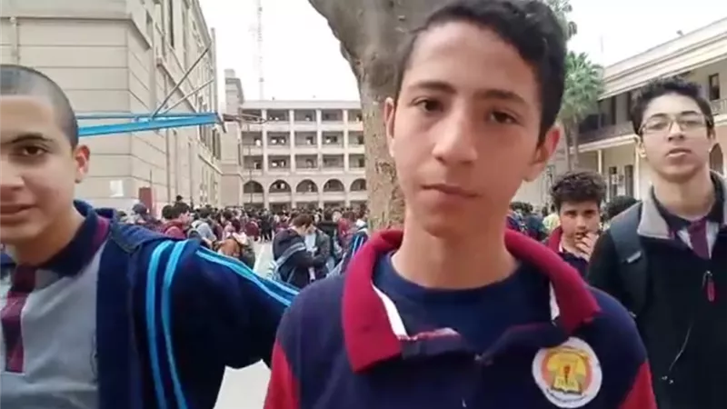 طلاب الصف الأول الثانوي يتدربون على استخدام منصة الاختبارات الإلكترونية