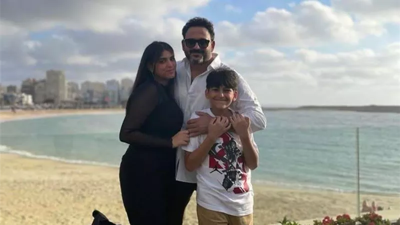 أكرم حسني يجدد نشاطه من إحدى شواطيء إسكندرية بصحبة أولاده