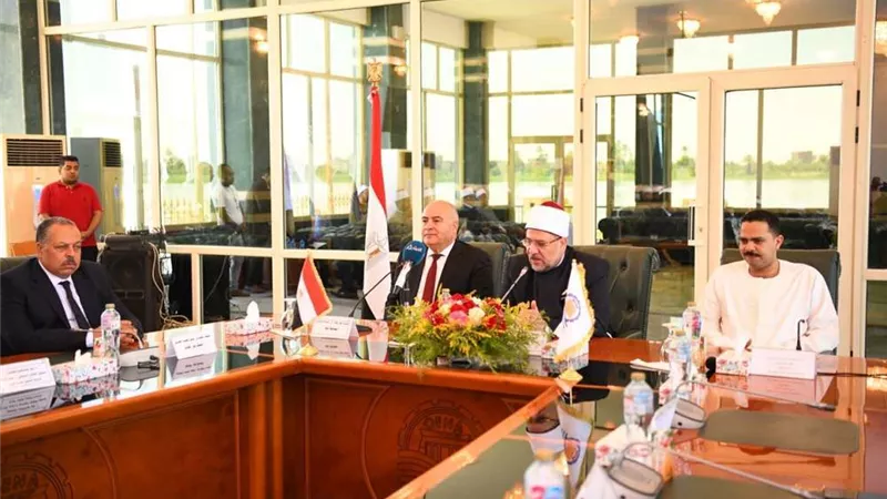 جمعة والداودي يعقدان اجتماعا موسعا مع قيادات الدعوة بقنا