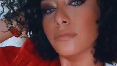بلنسيز رمادية وفستان أحمر.. نانسي صلاح تتألق في أحدث ظهور