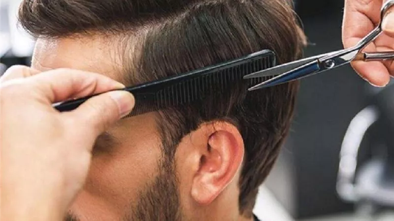 القبض على مواطن لاحضاره حلاق بمنزله لمخالفته قرار حظر التجوال بالسعودية