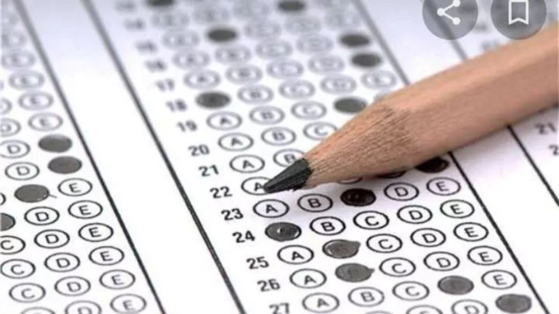 طلاب الثانوية العامة يؤدون امتحان اللغة العربية.. والإجابة فى البابل شيت