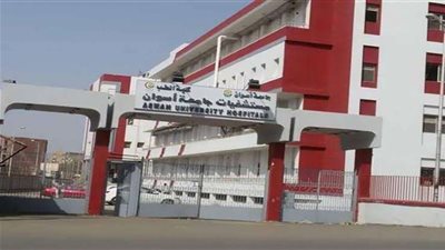 اقبال جماهيري من المرضي علي المستشفي الجامعي باسوان بمناسبة احتفالات الجامعة بمرور 10سنوات علي إنشائهـــا