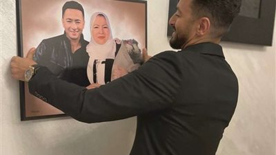 حمادة هلال يشكر معجبة رسمته برفقة والدته.. شاهد