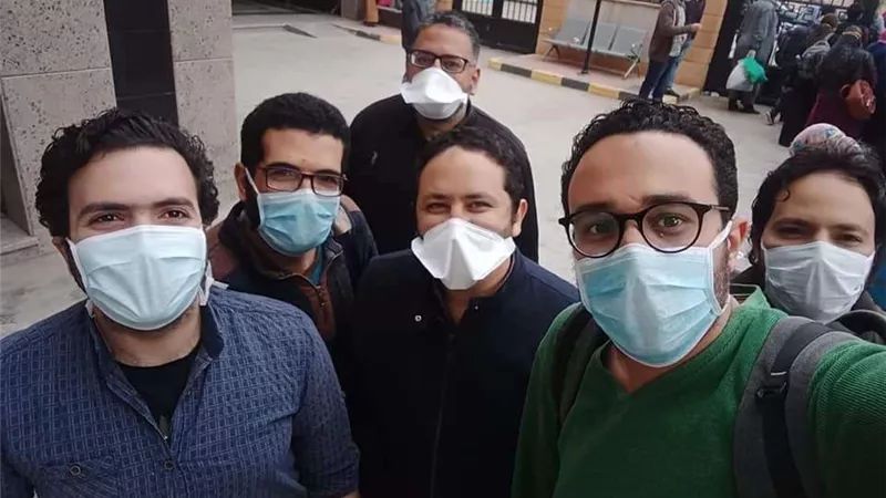 أطباء مستشفى العزل بقها يحتفلون بخروجهم بدون أي إصابات