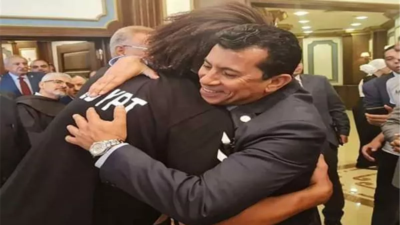 وزير الرياضة يكرم على زين بعد حصولة على لقب بطولة أوروبا مع برشلونة