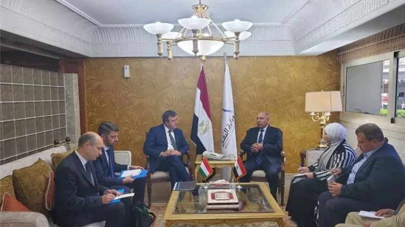 وزير النقل يقرر صرف 50 ألف جنيه إعانة لأبناء ضحية حادث قطار البحيرة