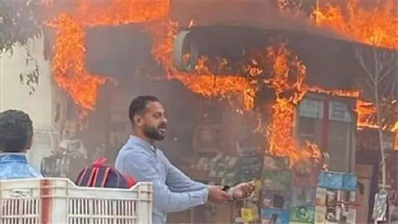 عاجل.. حريق مروع بمحل ملابس شهير بشارع العريش