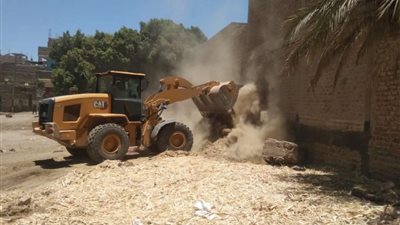 رفع 22 طن قمامة وتراكمات بأرض الملاحة بشارع المركز بدشنا