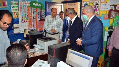 محافظ القليوبية يتابع صرف منحة العمالة غير المنتظمة بمدينة بنها