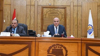 محافظ قنا يستقبل 40 مواطنا بمكتبه لبحث شكواهم.. اليوم