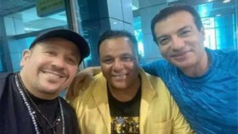 أبرزهم إيهاب توفيق.. احتفالات ثورة يونيو تجمع نجوم التسعينات في صورة تذكارية في أسيوط 