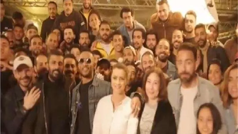 بدون إجراءات احترازية.. شاهد محمد رمضان يحتفل بانتهاء تصوير