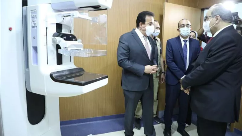 «عبدالغفار» يتفقد مستشفى أورام الإسماعيلية ويشيد بمستوى الخدمات الصحية والتجهيزات الطبية