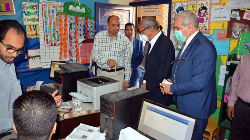 محافظ القليوبية يتابع صرف منحة العمالة غير المنتظمة بمدينة بنها