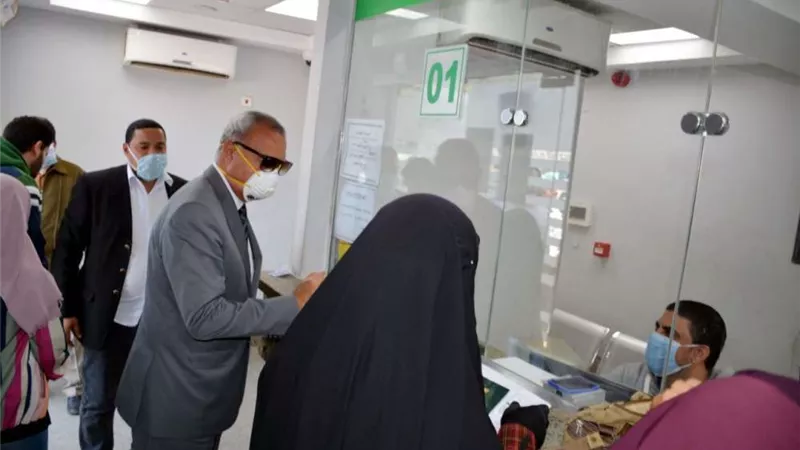 محافظ القليوبية يتابع عملية صرف منحة العمالة غير المنتظمة