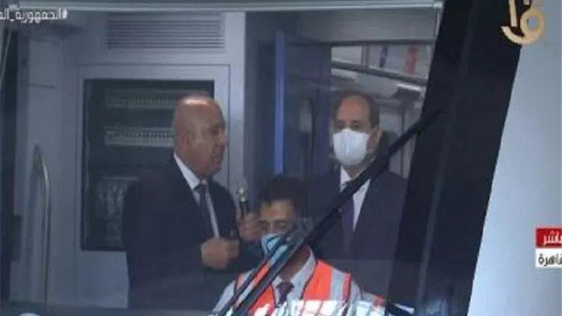 الرئيس السيسي يستقل القطار الكهربائى الخفيف 