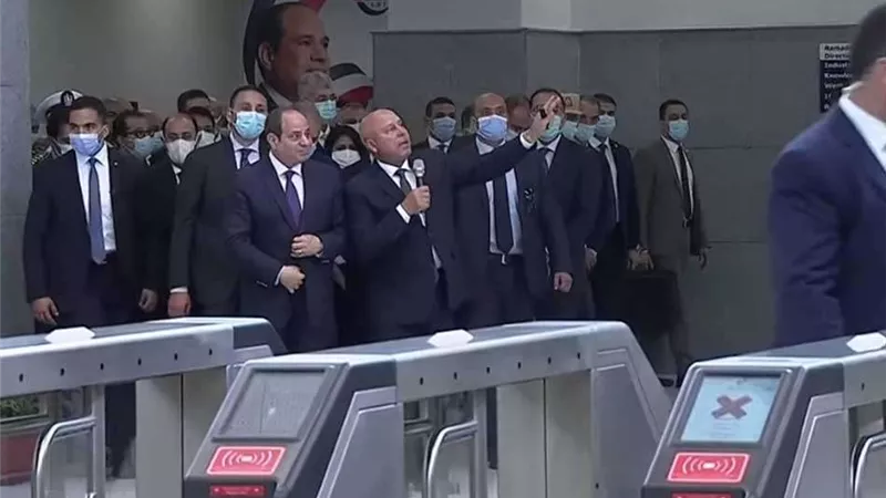 الرئيس السيسي يصل محطة بدر بالقطار الكهربائى LRT