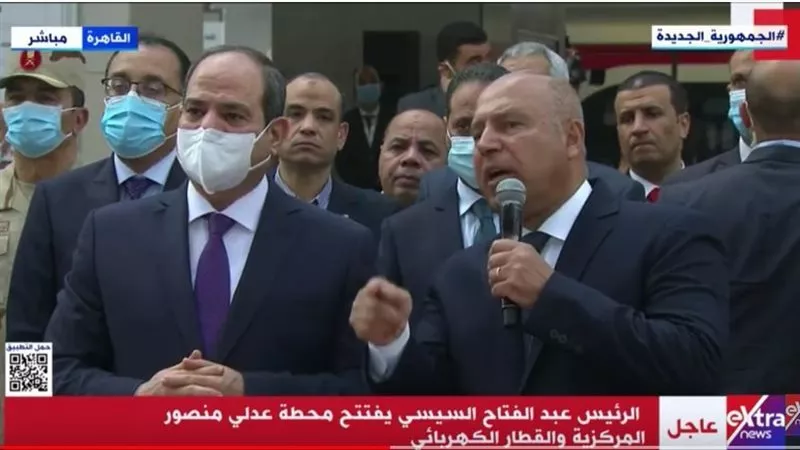 عاجل.. لحظة استقبال الرئيس السيسى يستقبل القطار الكهربائى الخفيف (فيديو)