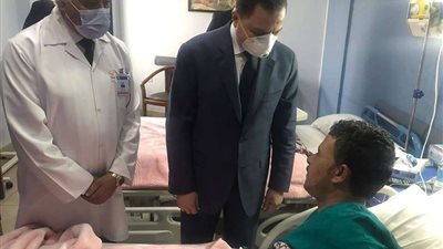 وزير الداخلية يزور المصابين في حادث الأميرية الإرهابي ويوجه رسالة قوية