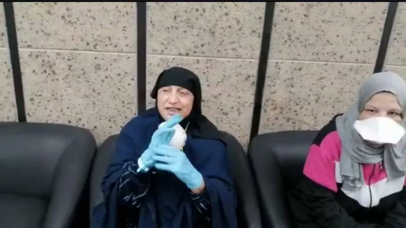 مستشفى العزل بقها تحتفل بخروج مسنة عمرها 65 عاما