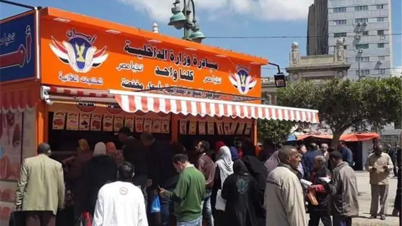 الداخلية تطرح عبوات غذائية بأسعار مخفضة 50% في منافذ أمان