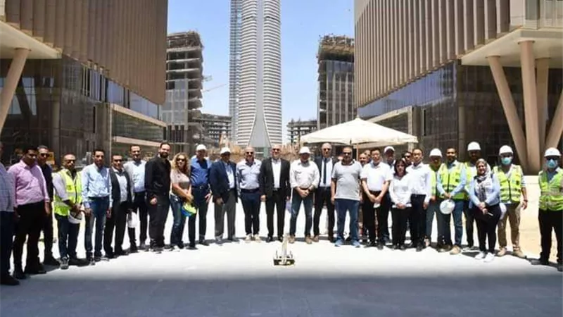 وزير الإسكان يشاهد أهم معالم المدينة من الدور الـ74 بالبرج الأيقوني