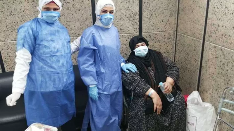 خروج مسنة عمرها 65 عاما من مستشفى العزل بقها
