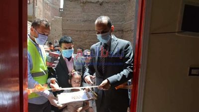 شاهد.. نائب محافظ سوهاج يسلم 30 منزل بعد إعادة تأهيلها بقرية الإصلاح