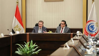 «عبدالغفار» يستقبل رئيس مجلس إدارة شركة وادي النيل لبحث سبل التعاون في توفير وصيانة سيارات الإسعاف والعيادات المتنقلة