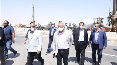 وزير النقل يتابع تنفيذ الإجراءات الاحترازية اللازمة لمواجهة كورونا في مواقع العمل