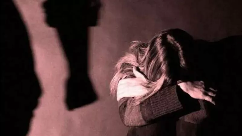بسبب الحجاب.. كفالة 20 ألف جنيه لإخلاء سبيل أب عذب ابنته بالجيزة