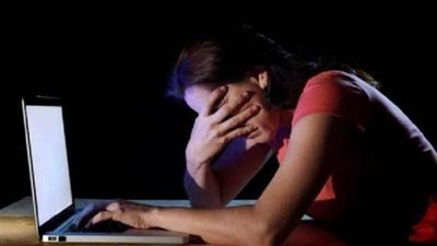 القبض على المتهم بإبتزاز سيدة مقابل مبلغ مالي على موقع 