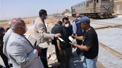 الوزير يفاجئ العاملين بمحطة الجناين للسكك الحديدية ويشدد على اتخاذ إجراءات مواجهة كورونا