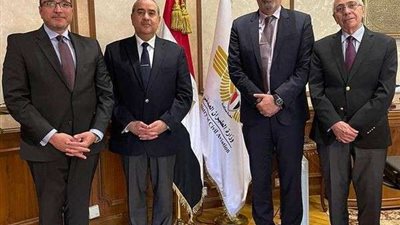محمد منار يتابع حركة التشغيل بمطار القاهرة ويهنئ العاملين والمسافرين بالعيد