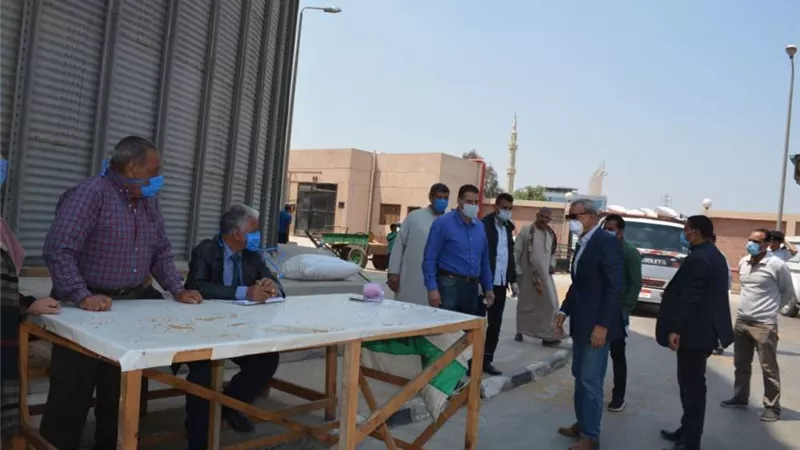 مع بدء موسم الحصاد.. محافظ القليوبية يتفقد صوامع تخزين القمح بمدينة بنها