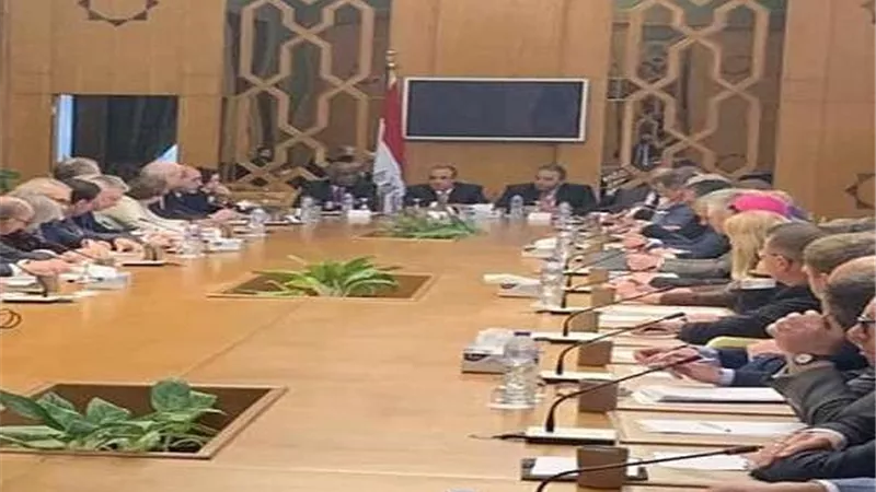 من هم العالقين والطلاب مستحقي العودة لمصر؟.. 
