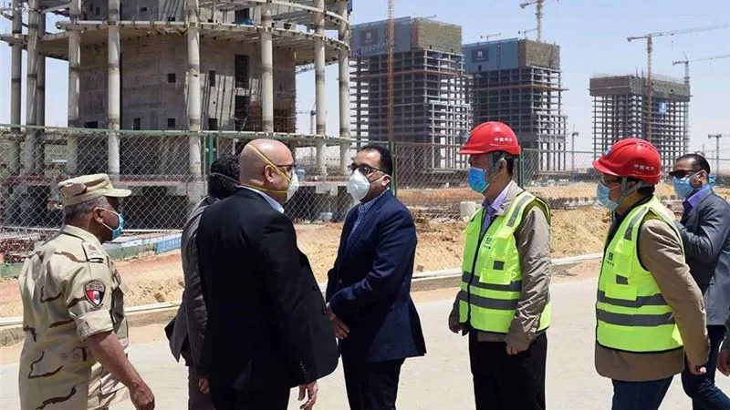 بالصور.. رئيس الوزراء يتفقد منطقة الأبراج المركزية بالعاصمة الإدارية